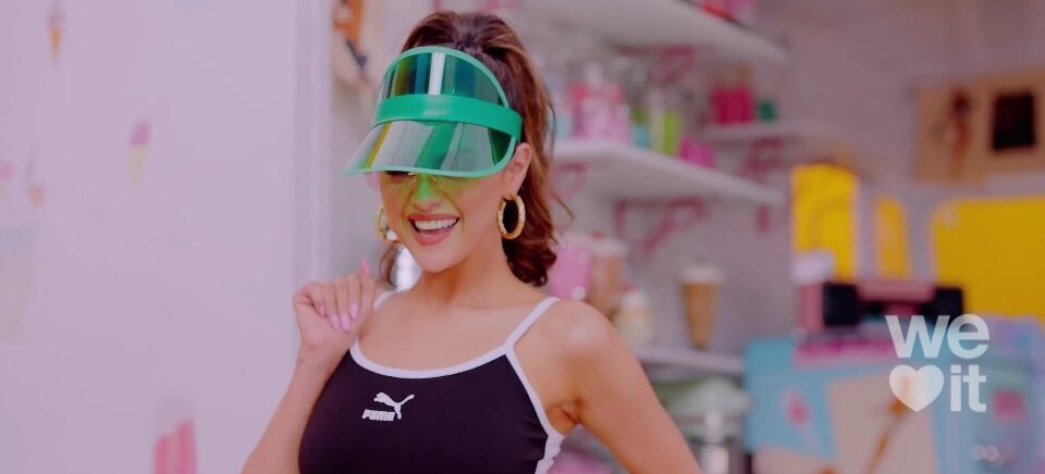 PickleSelenator's tweet photo. So cute smile 💚 #IceCream https://t.co/QaBCTfqOJq