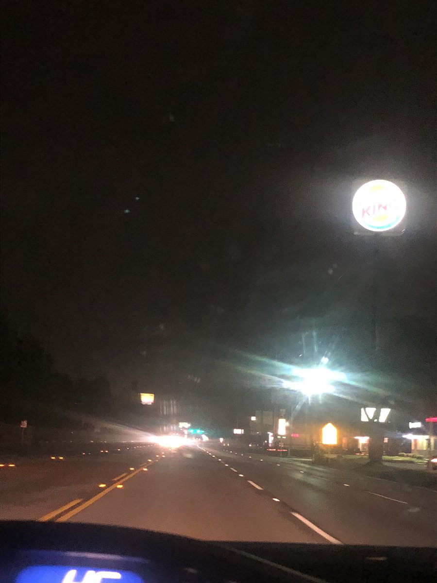 ayex13's tweet photo. Moon is huge tnite https://t.co/xi4wg9wCVZ