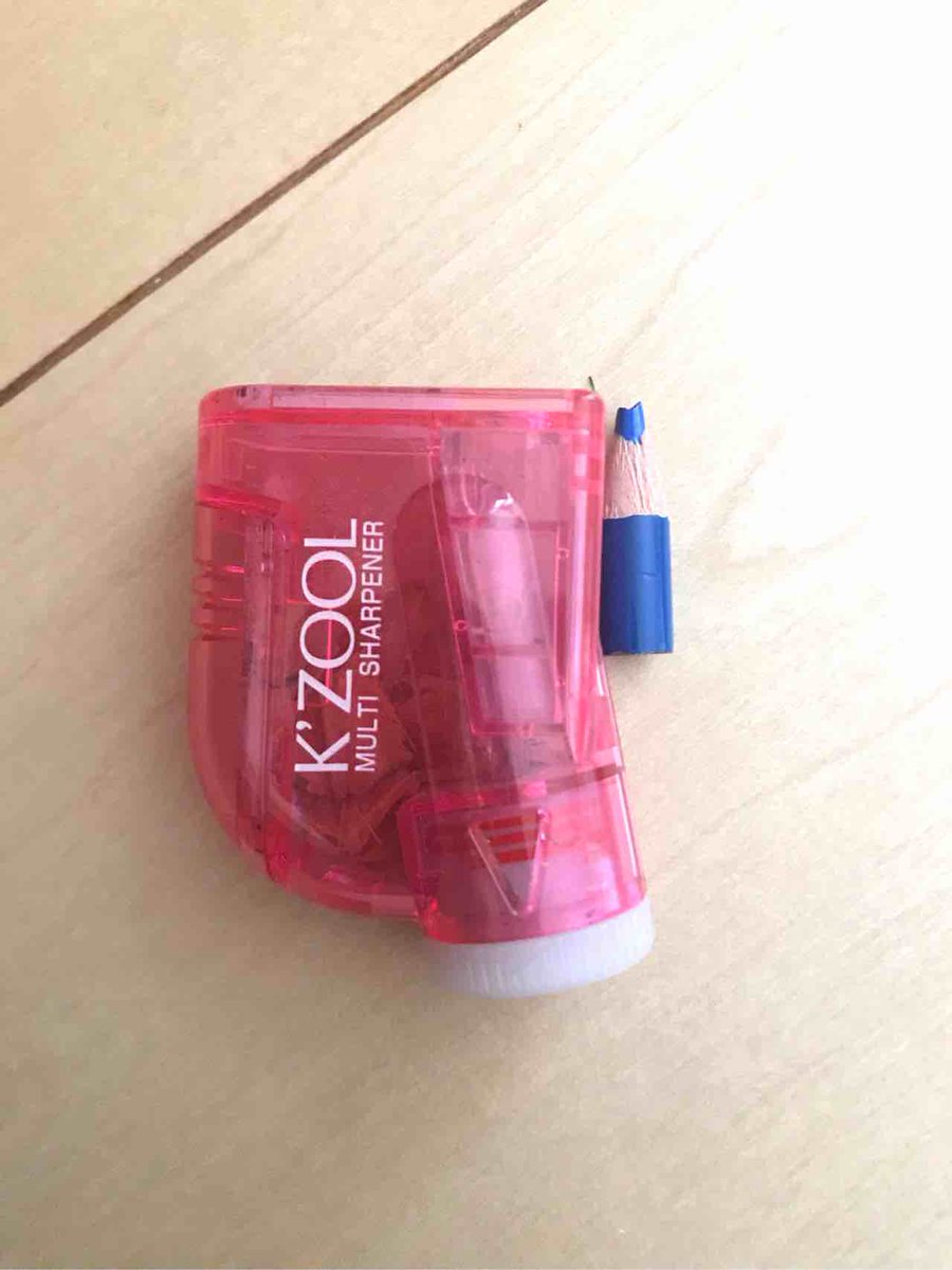 唯沢 柾 Masaki Yuizawa この鉛筆削り そこらの文具エリアで買えるのにギリギリまで削ることができる便利さから 筆圧高くてすぐ減っていくちびっ子の色鉛筆を削るのに重宝している たぶんこれが限界の長さ