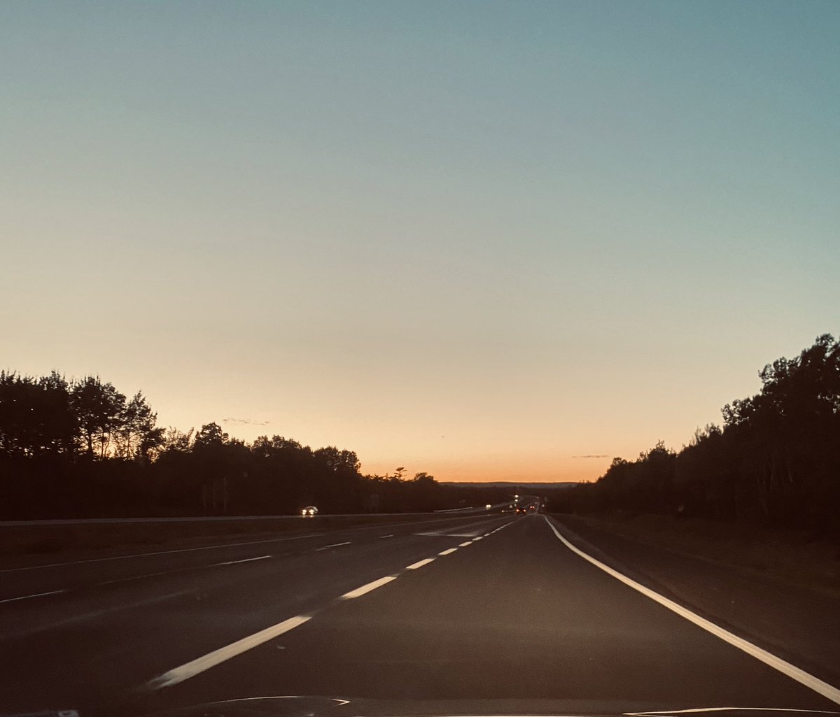 LeMoinedan's tweet photo. When you don’t seem to run on either side of the fence

People act like you don’t make sense.

These big town dreams that I’ve been chasing will never come true if I wind up staying.

#fridaynightthoughts #sunset https://t.co/FDufjefMXw