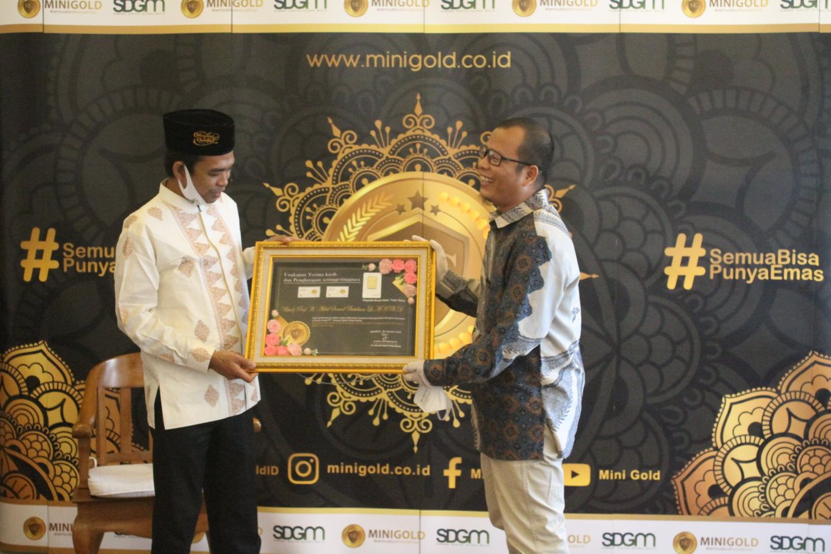 MiniGoldID's tweet photo. Penyerahan cinderamata dari Founder MiniGold Bapak @edimaha233 kepada Ustadz Abdul Somad dalam acara Kajian Dhuha MiniGold Indonesia pada Jumat, 28 Agustus 2020. https://t.co/vUwdb5A36F