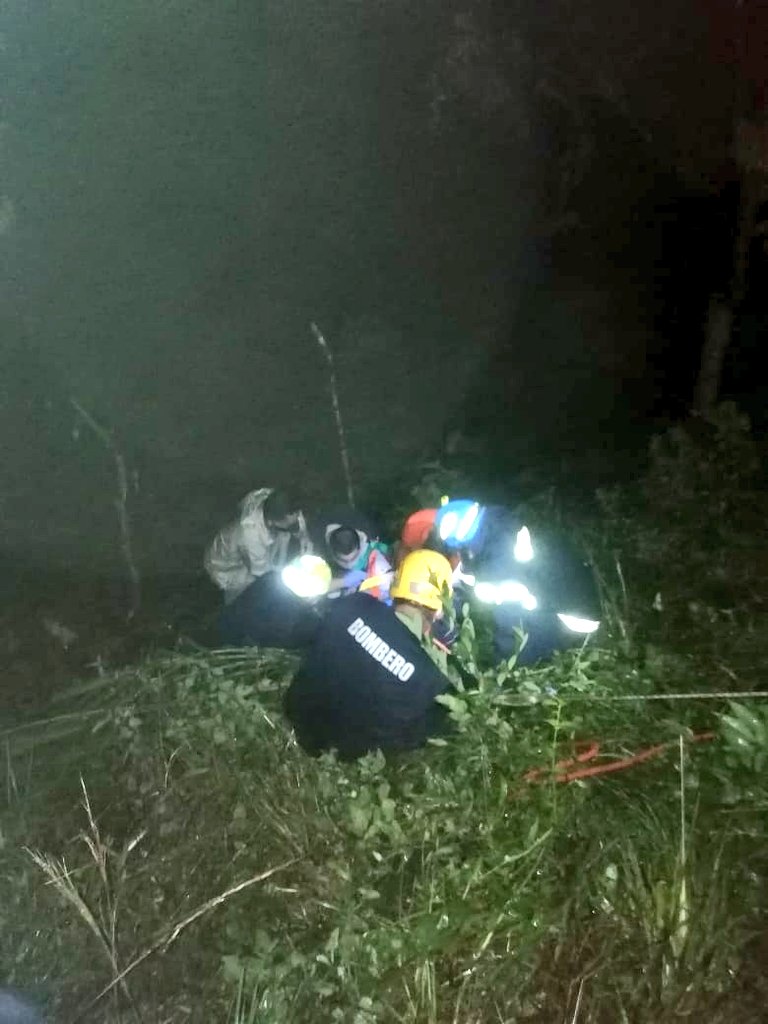 #AEstaHora se reporta colisión de sedan y moto en Santa Rita, Boquerón. 

Reportan que el conductor de la moto cae al vacío, personal #EXBURE procedió a su rescate y posterior traslado a centro hospitalario. #Bugaba #Chiriqui