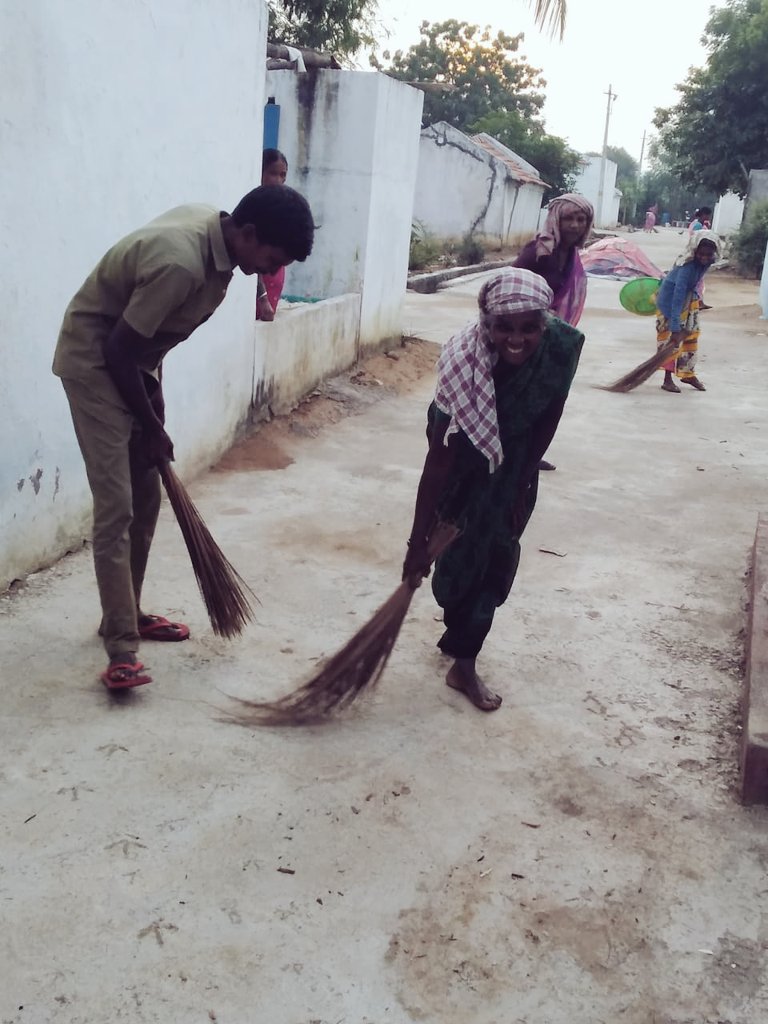 RavulapallyG's tweet photo. Watchers cum multipurpose worker staff cleaning GP Ravulapally Roads... https://t.co/4cCJcI497A