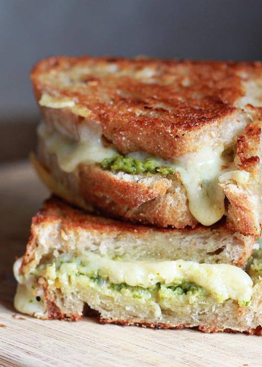 whitePeter9's tweet photo. Artichoke arugula pesto grilled cheese
🚨 #FoodPorn 🚨 https://t.co/9RcPPbkOQK