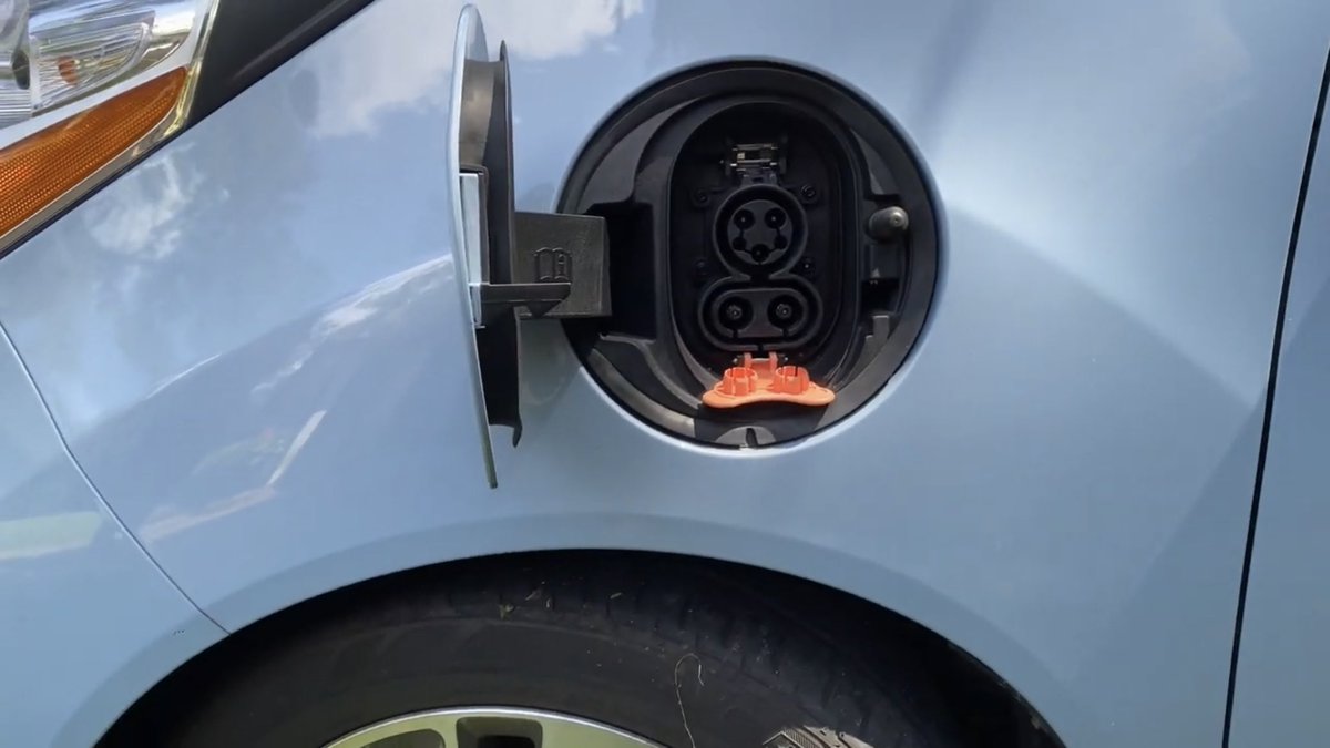 InsideEvs takes the #ChevySparkEV out for a mileage test driving at 70mph insideevs.com/reviews/441475…