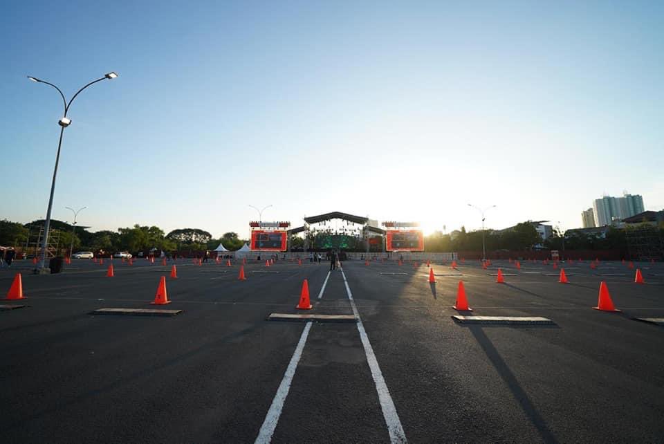 Hari ini Sabtu (28/8) pertunjukan #NewLiveExperience dengan konsep drive-in dari <a href="/Berlian_ENT/">Make It Brilliant!</a> di @JIExpo menampilkan @KahitnaFull. Besok Minggu (29/8) akan hadirkan <a href="/armandmaulana/">Armand Maulana</a> dan <a href="/afgansyah_reza/">-</a>