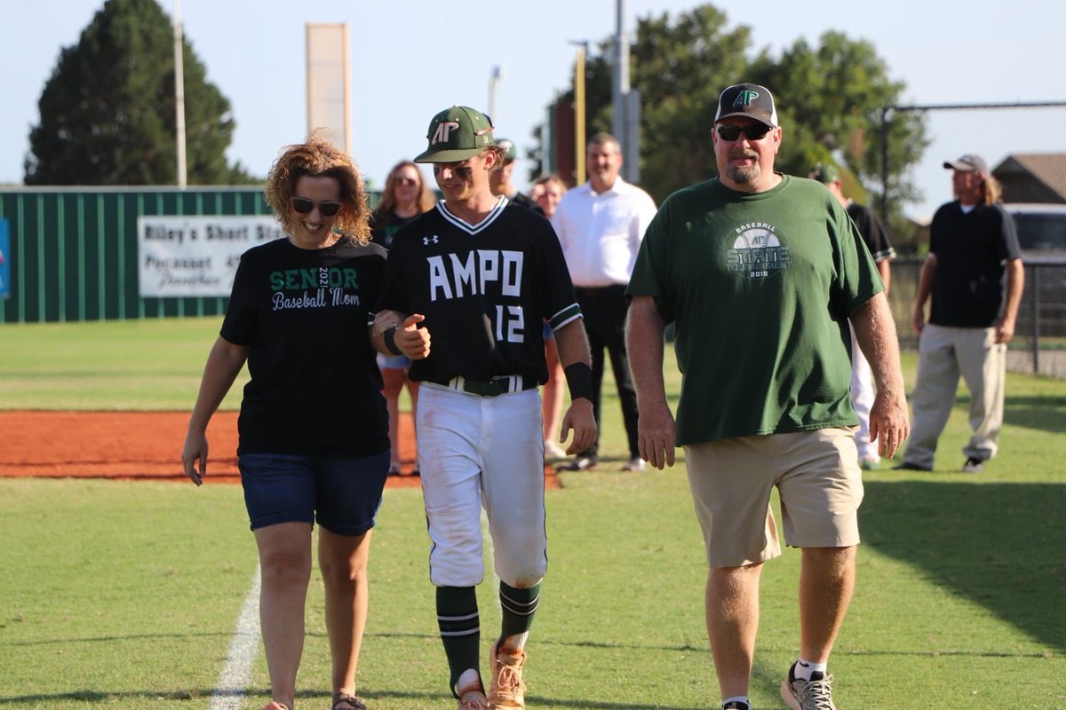 EubankDerek's tweet photo. senior night ❤️ https://t.co/3AeIU9ikxn