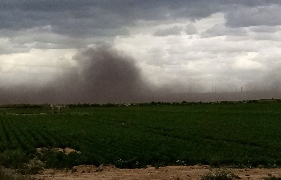 Sturmtief #Kirsten hat am Mittwoch dichten schwarzen Staub aus dem Tagebau #GarzweilerII geweht. Er türmte sich zu dichten, dunklen Wolken am Himmel, verteilte sich in nordwestlicher Richtung über die gesamte Region. #Feinstaub t1p.de/bpgk