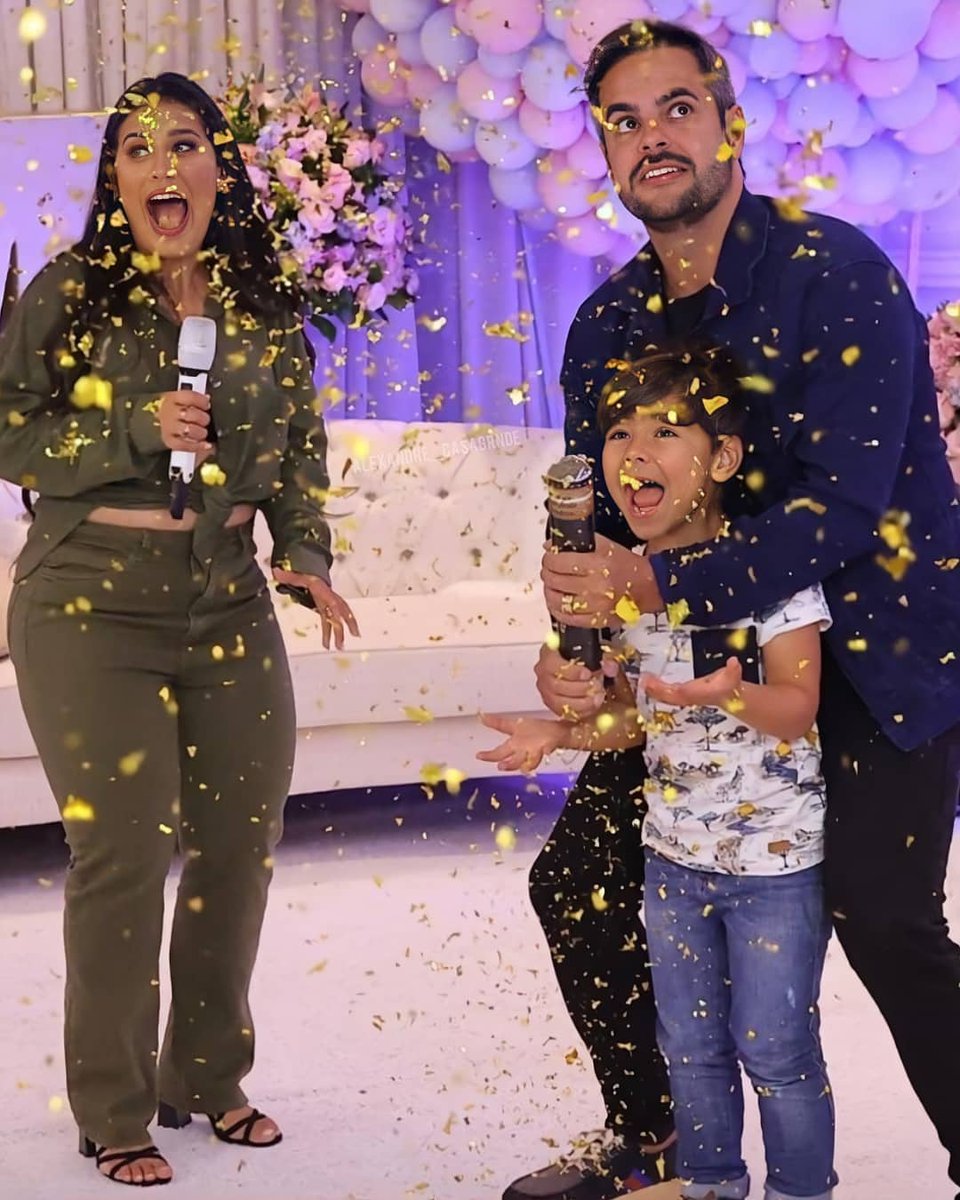 simone8simaria's tweet photo. PARABÉNS SIMONE E KAKÁ!
Que a Maia venha com muita saúde.
SIM o bebê da Simone é uma MENINA. #2MilhoesDaSimone https://t.co/xYasPxQefH