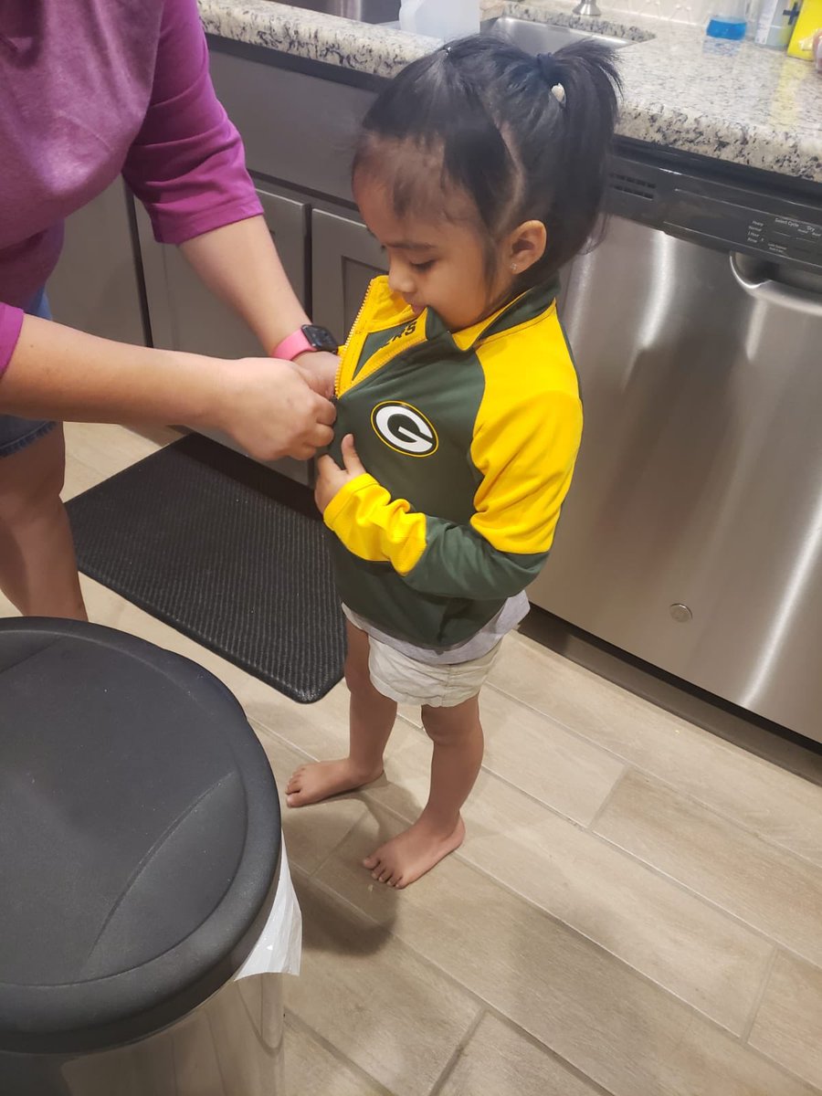 TalkToMeMoFo's tweet image. My little @packers fan. 💚💛💚💛 thanks for the pics @jme_galo just need to get her a membership so she can join mommy’s Big Green G team 😉👍🏼