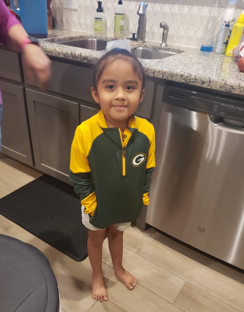 TalkToMeMoFo's tweet image. My little @packers fan. 💚💛💚💛 thanks for the pics @jme_galo just need to get her a membership so she can join mommy’s Big Green G team 😉👍🏼