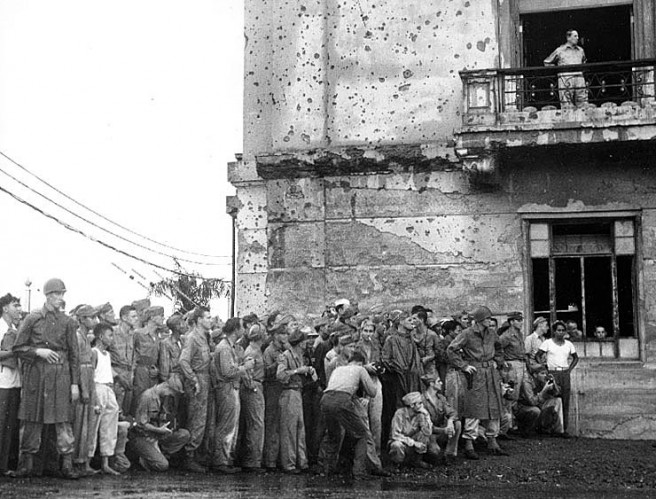 TammiMinoski's tweet image. AUG. 1945: General Douglas MacArthur watched from a balcony as the Japanese delegation arrived at City Hall, Manila, to make surrender arrangements. 
#WWII #JapaneseSurrender