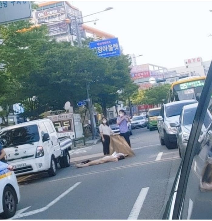 johanslee87's tweet image. 코로나19검사 안 받겠다고 백주대낮에 알몸으로 길에 드러누운 60대 여자.
사람맞아요?