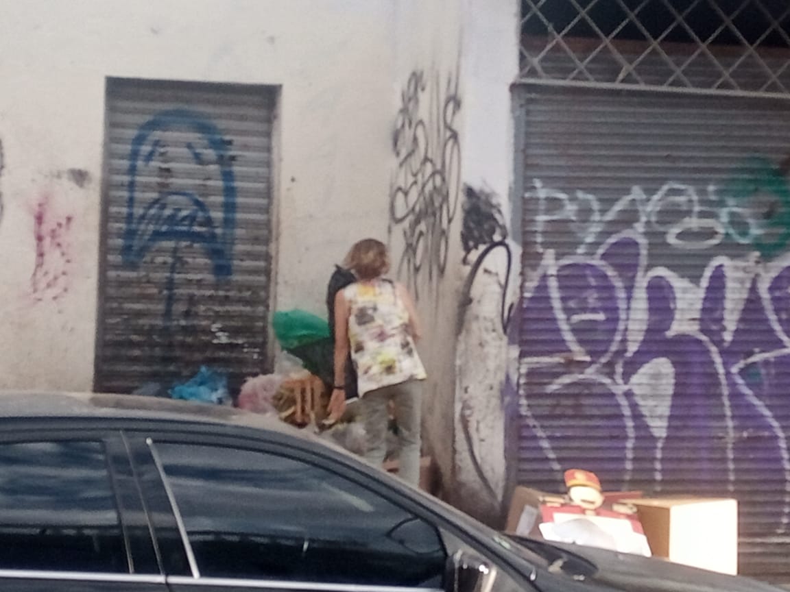 Mymavelasc's tweet photo. @GuadalajaraGob @DelToroIsmael Esta situación es diario, llegan en sus autos a tirar su basura en el cubo del carretón de basura del Mercado Alcalde y luego pasan indigentes y rompen las bolsas y dejan todo tirado. Que se puede hacer en este punto para evitar que siga sucediendo? https://t.co/bXy6L3wsfl