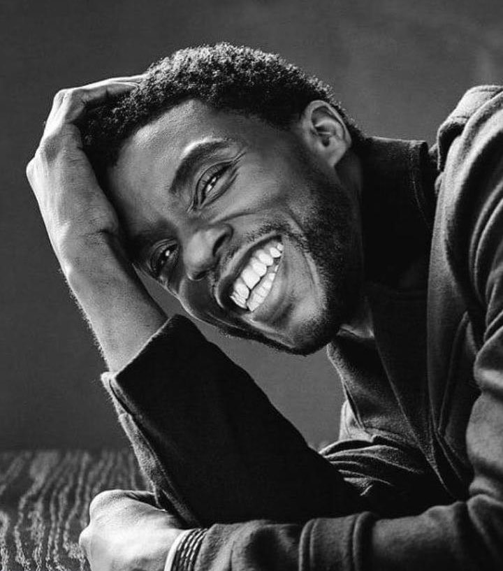 Chadwick Boseman conocido como Black Panther, a los 43 años, perdió la batalla contra el cancer, después de 4 años de batalla.

#WakandaForever