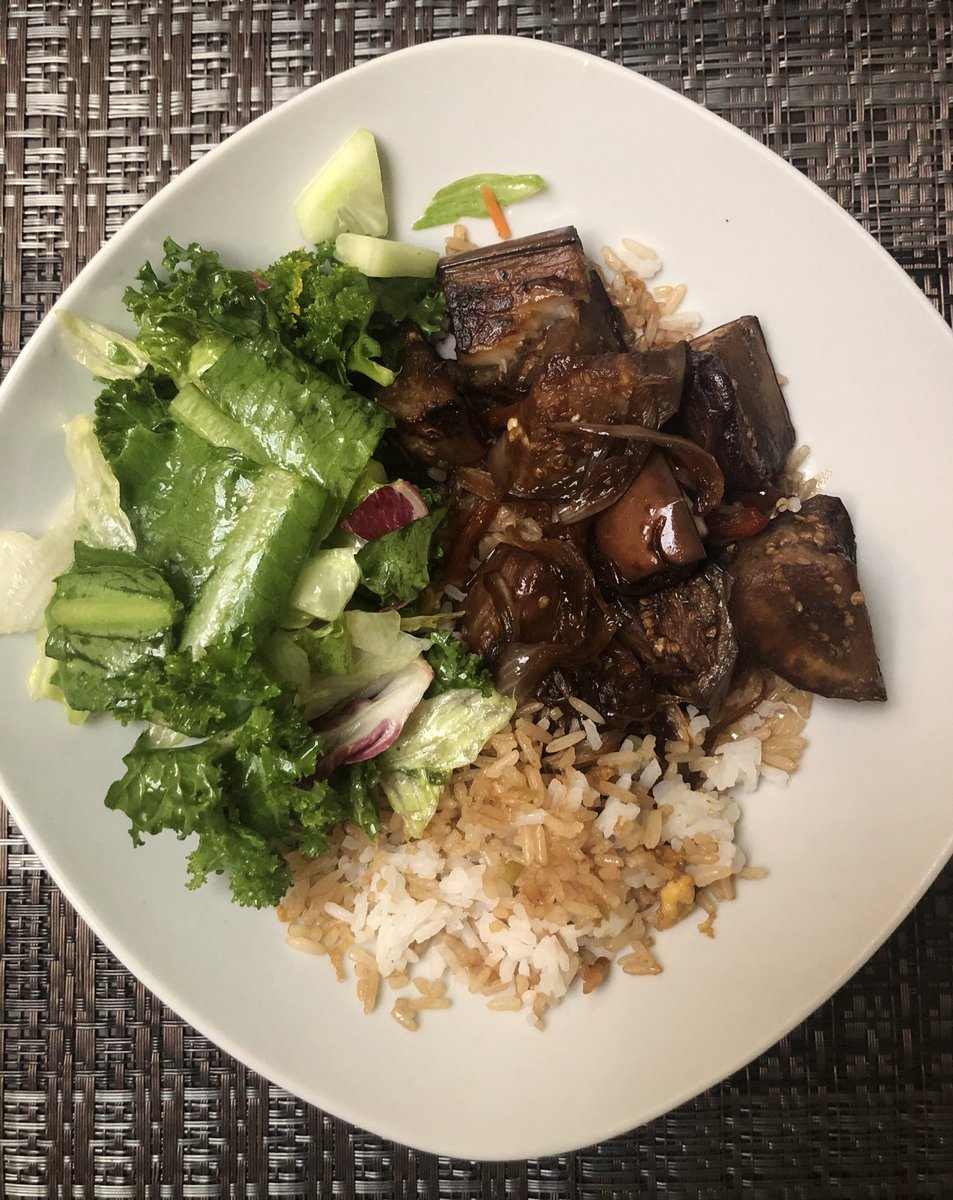 claudiavhdc's tweet photo. Berenjenas caramelizadas al ajo: ¡deliciosas! 🤗 Aquí les comparto la receta por si quieren prepararlas.
Mi sugerencia: La proxima vez yo las pelaría y cortaría en cubos mas pequeños, y no las freiría antes. https://t.co/ZwGADaadPF