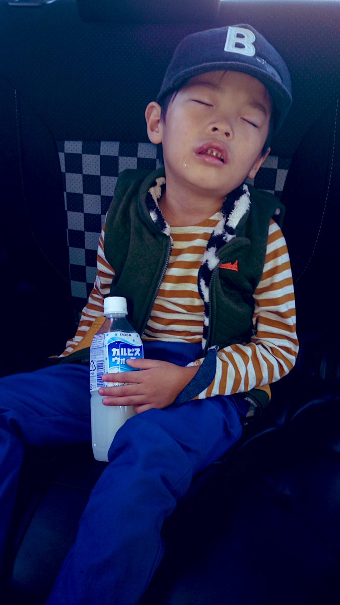 おはこんばんちわ(*´꒳`*)ゞ

今日も遅番✊
朝は長女が帰省したので
バッタバタヾ(。≡ω≡)ﾉ

出勤⤵︎ ︎
引き継ぎ⤵︎ ︎
日常業務⤵︎ ︎
休憩←今ココ

遅くなりましたが💦
宜しくお願いします٩(๑′∀ ‵๑)۶

皆様♪♪良い週末を✨
お過ごしください✩.*˚☻

#私の好きな昔の写真 ←意味はない