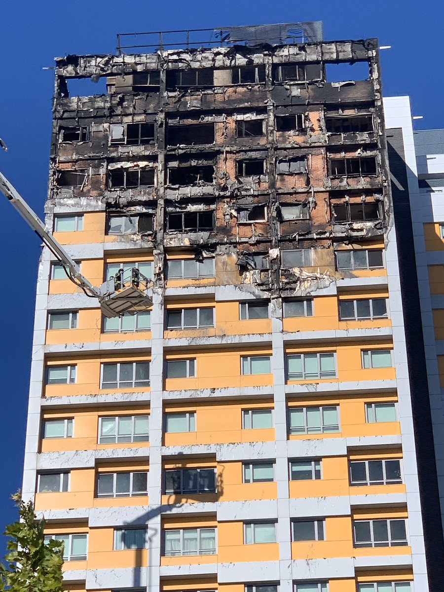 EmergenciasMad's tweet photo. .@BomberosMad está revisando el edificio para conocer el alcance exacto de los daños en el interior de las viviendas. #SamurSocial se ha desplegado en la zona para atender las posibles necesidades de los vecinos. https://t.co/mc0wt2zsGD