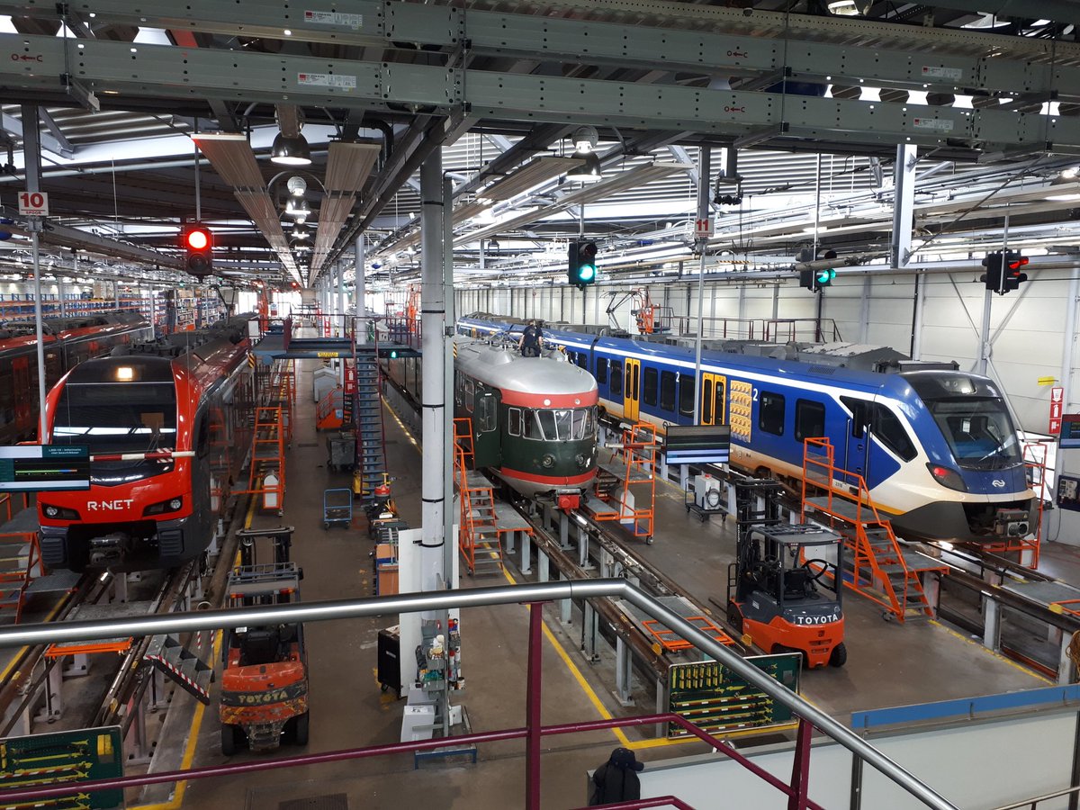 Marmeeuw's tweet photo. Hoeveel jaar zal er tussen zitten? 🤔
#3opeenrij
#werkplaatsLeidschendam
@NS_online https://t.co/uTzSH7ZENF