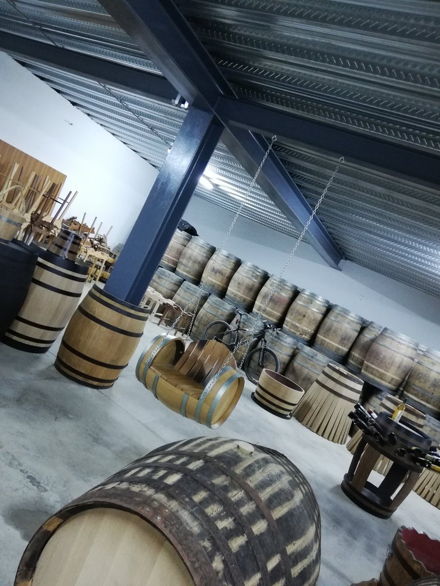 DavidPuertoR's tweet photo. Otra paradita ayer en @vinosdomm fue la Tonelería Luque de Aguilar. Un espectáculo su taller
#winelovers #MontillaMoriles #Morileswine #Montillawine https://t.co/PjqFhWlh80