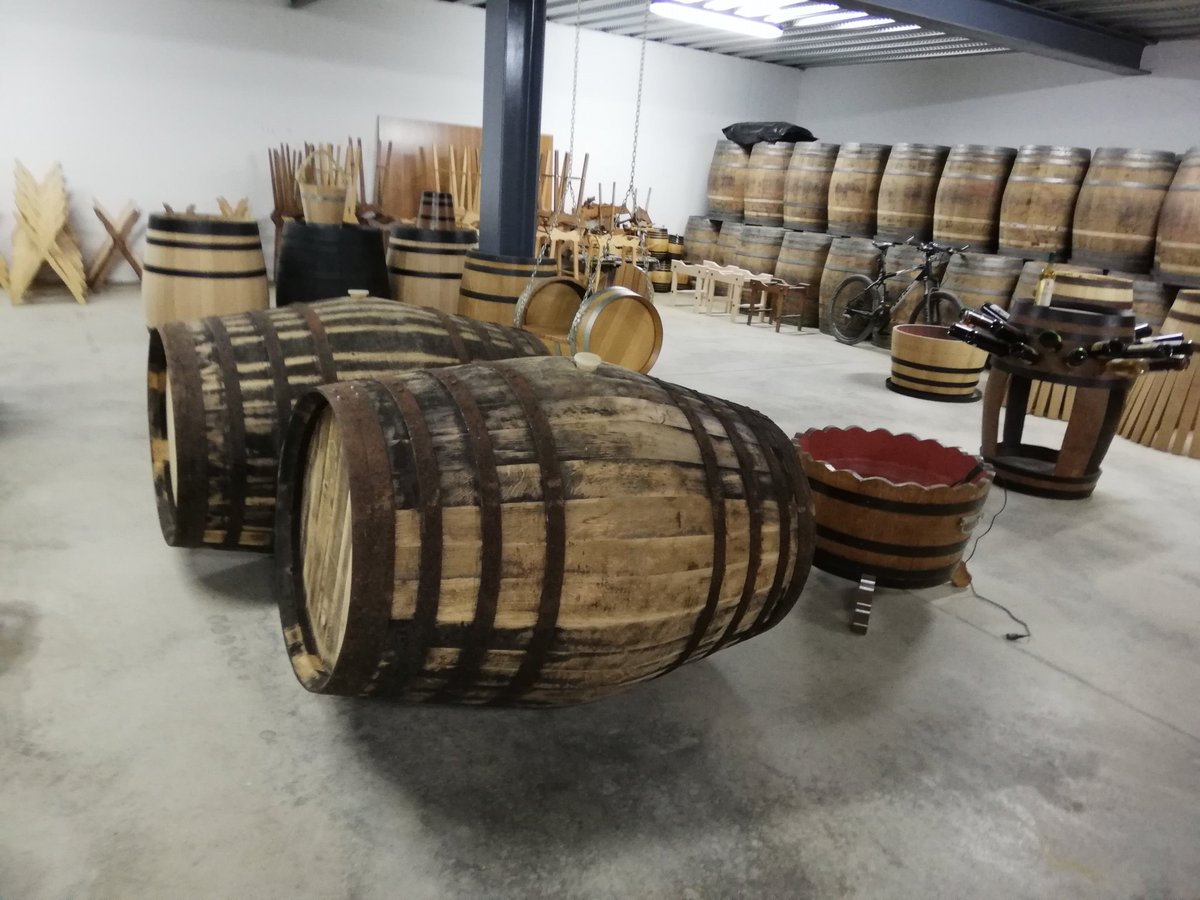 DavidPuertoR's tweet photo. Otra paradita ayer en @vinosdomm fue la Tonelería Luque de Aguilar. Un espectáculo su taller
#winelovers #MontillaMoriles #Morileswine #Montillawine https://t.co/PjqFhWlh80