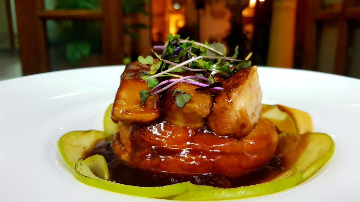 ¡¡Para los amantes del foie!!
❤️❤️

Absolutamente recomendable probar el hojaldre trufado de #foie.

No te lo puedes perder...
Información y reservas:
📞957 29 73 80
🏠Calle Postrera, 51
#restaurante
#córdoba
#universopuertasevilla
#restaurant
#gourmet