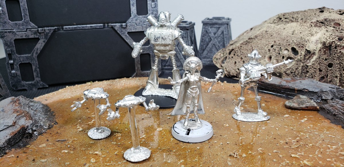 PodcastIndi's tweet image. Retro Raygun got some Friday night hobby time. Just got 2 factions and started building The Robot Legion from Hydra Miniatures tonight. Queen Mechanika, a Destroyerbot, a Legionnaire, and 2 Hoverbots ready for prime and paint.~ Eric🤖🚀