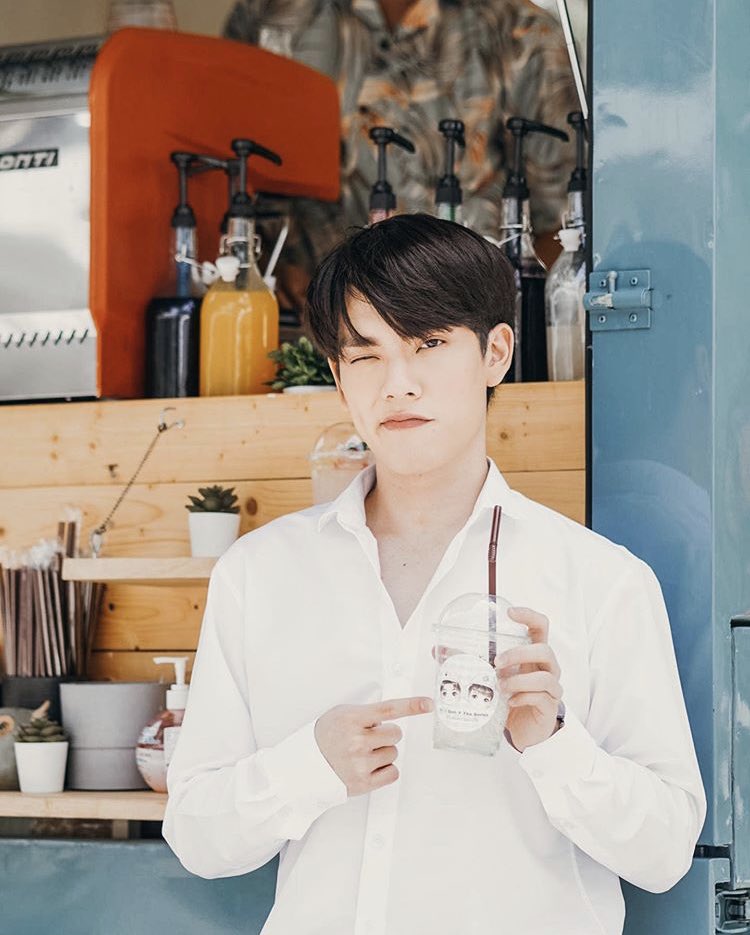 ccopterofficial's tweet photo. IG: whatupdrink
 ขอบคุณน้องเตอร์และ FC ทุกคนนะครับ
ให้เรามาเป็นส่วนหนึ่งในงานซีรี่ #วัยรุ่นวุ่นรัก วันนี้ 🚙🤭🍹🥛
#CTRPANUWAT #FoodSupportCTR https://t.co/5Bpe9jg2nd