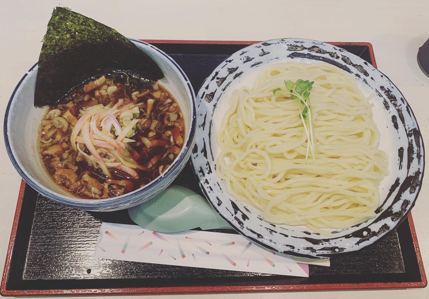 八戸食べ歩き巡り 今回は 店長さんの1番おすすめ 特製つけ麺を味わいました 細かく刻んだチャーシュー ねぎ なると メンマなどが入っていました 基本具材がつけ麺の1 5倍入っていましたが 甘味があって美味しかったです また 七味唐辛子 お酢が