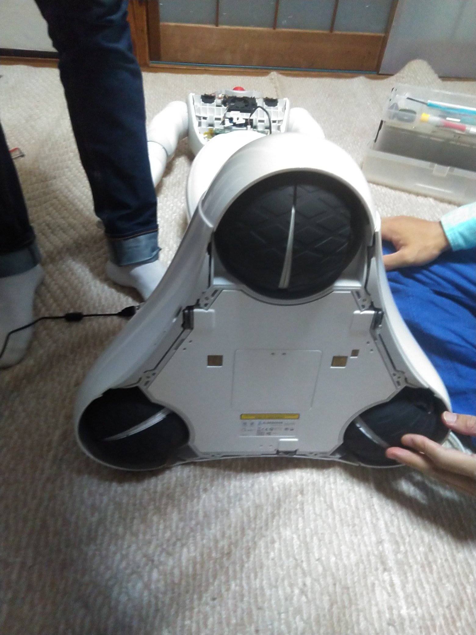 A Say メイドロボットましろパパ 今日は ロボコンの大先輩が どこからか入手してきた この子の中身を見る会に参加しております T Co Lljeyhynuc Twitter