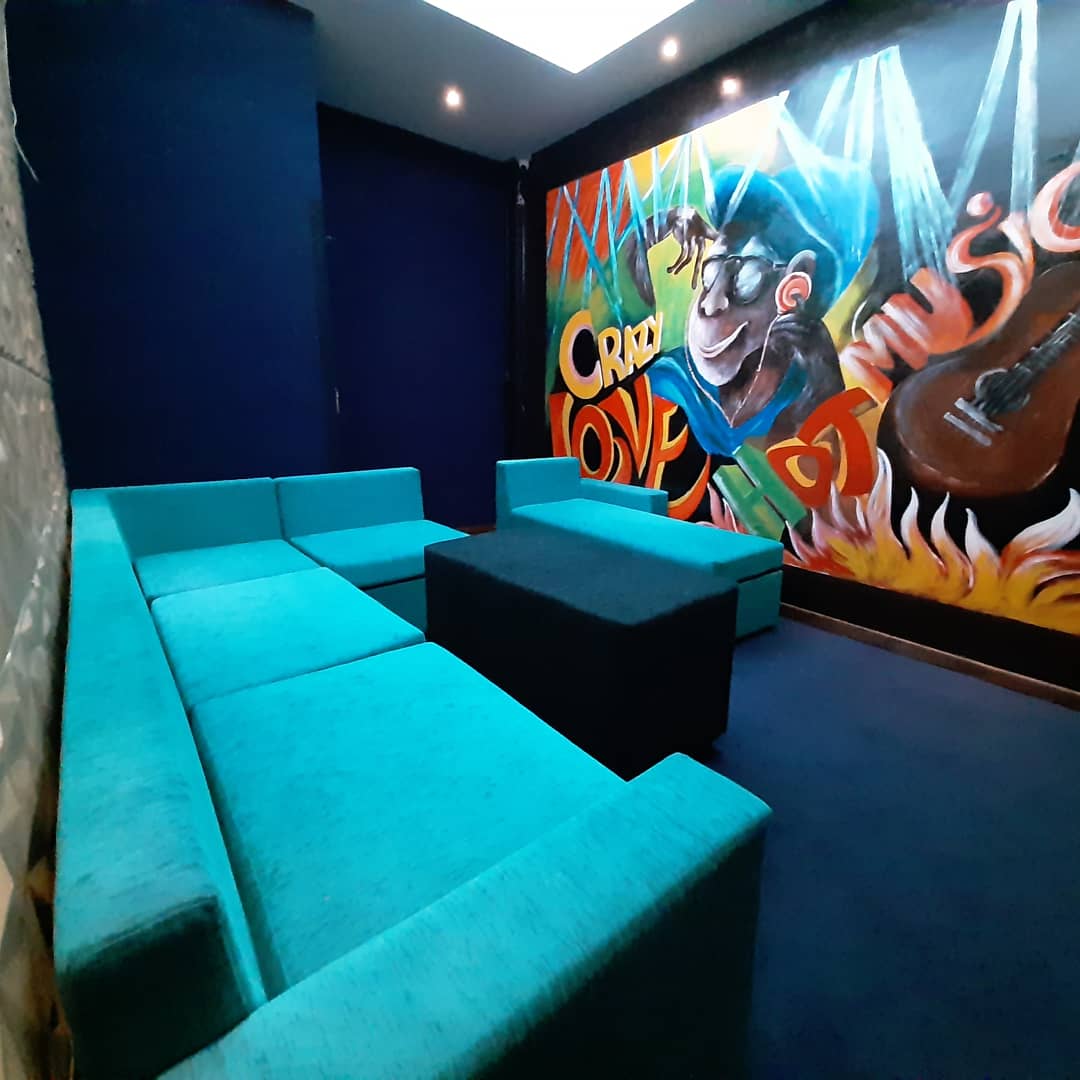 raizmeyen's tweet photo. Dark blue looks great with light blue and bright wall art.
Latest design done for Karoke studio in Kandy.
#blue #bluein #karoke #interiordesign #interiordesigner #colour_collective #designers #furnituredesign https://t.co/GeHy0cvkQs