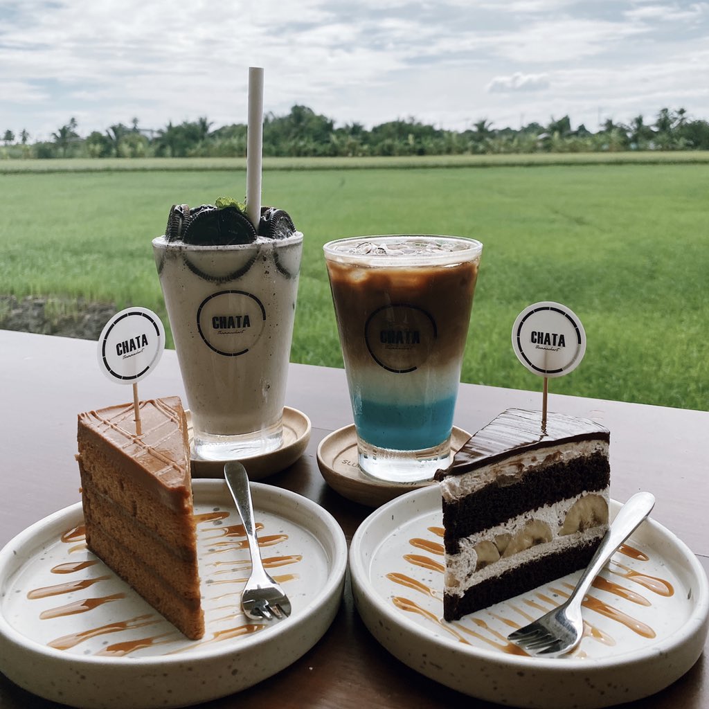 wastefulet's tweet photo. ChataThammachart #คาเฟ่นครปฐม ที่ช่วงนี้ ถึงเดือนกันยายน เป็นช่วงเทศกาลนาสองสี เขียวชอุ่ม และเหลืองอร่ามไปพร้อม ๆ กัน เหมาะกับการเช็คอิน เพราะได้อยู่กับธรรมชาติ อย่างเป็นธรรมชาติที่สุด
#ชะตาธรรมชาติ #chatathammachart #รีวิวคาเฟ่ #คาเฟ่สามพราน #เปลืองตังค์ #cafehopping https://t.co/YxHBl9uOhk
