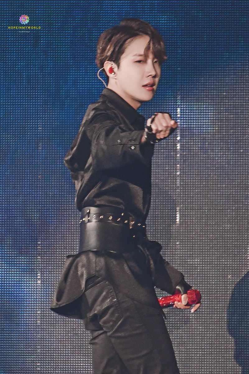 Bonheur__0218's tweet photo. 이 착장의 호석이가 얼마나 대단했는지 내 고조할머니도 알아줬으면 좋겠다 https://t.co/lODcYHlHE0