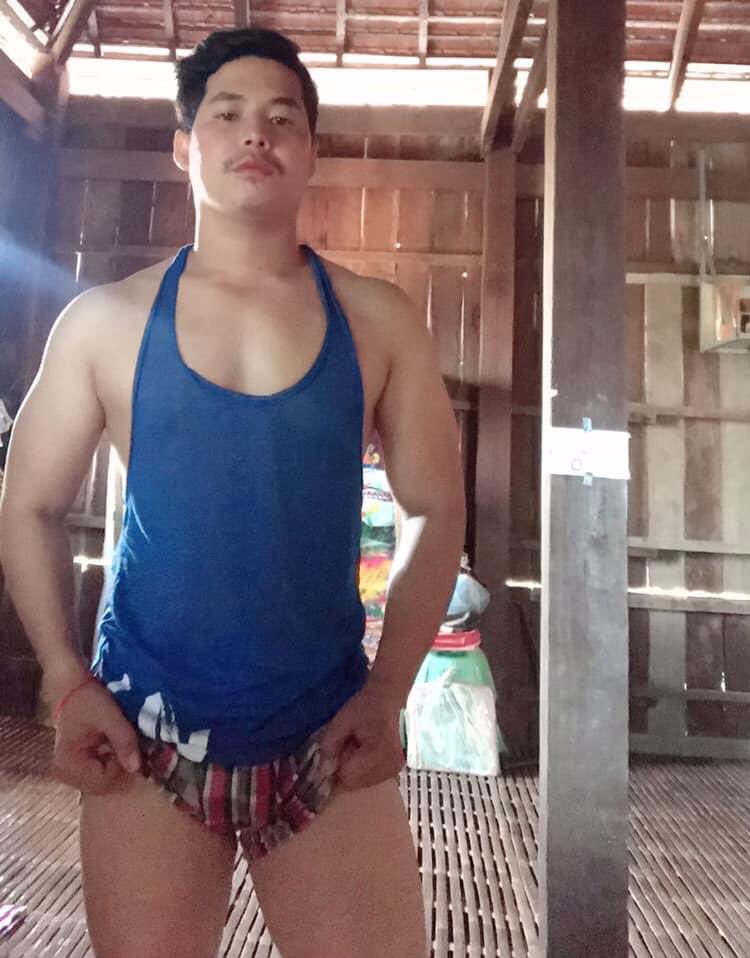 Longth6's tweet photo. មុខគាត់ ឃេីញហេីយរោលរាលម៉ង https://t.co/yEZGNgHRAv