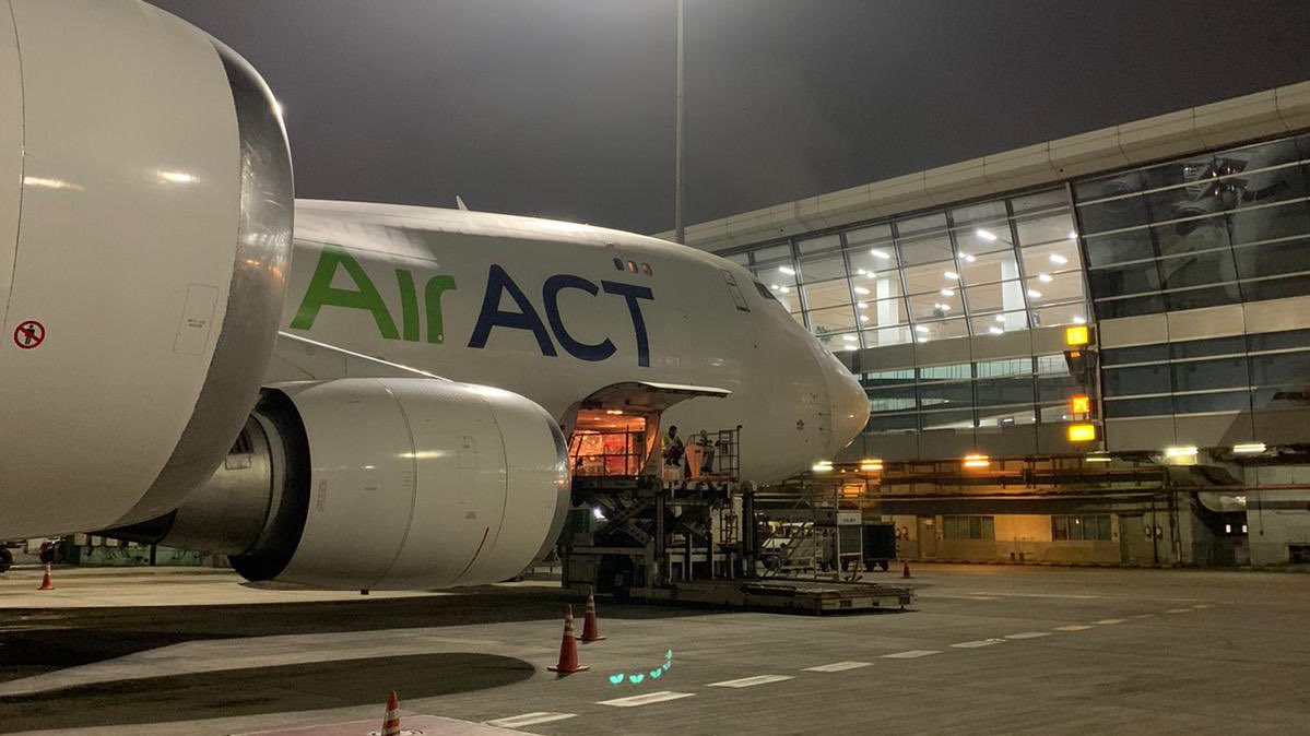 AiractC's tweet image. Yolcu terminali önünde güzel durmuyor mu? / Doesn’t she look good in front of the passenger terminal? 29.08.2020, Delhi, #TCACM #AirACT 
Photo: Cpt. Serdar Caglar