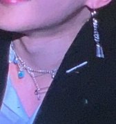 look at those pretty necklace and dangling earrings <33