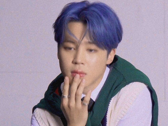 his pinky with a ring )):