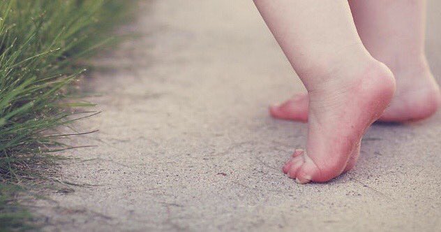 قـد كُنتُ أسعى إلى لُقيـاكَ حافيـةً
وشَفرةُ السَّيفِ تُدْمِي أسفلَ القَـدَمِ

قدْ جُدْتُ بالسَّعيِ حتَّى قِيلَ مُفْرِطَةٌ
يـا لـيتهمْ علِمـوا بـالجْرحِ والألـمِ

#سلاف_الشواعر
⁦<a href="/MONAY_O/">مُنـاي🇸🇦( شاعره)</a>⁩