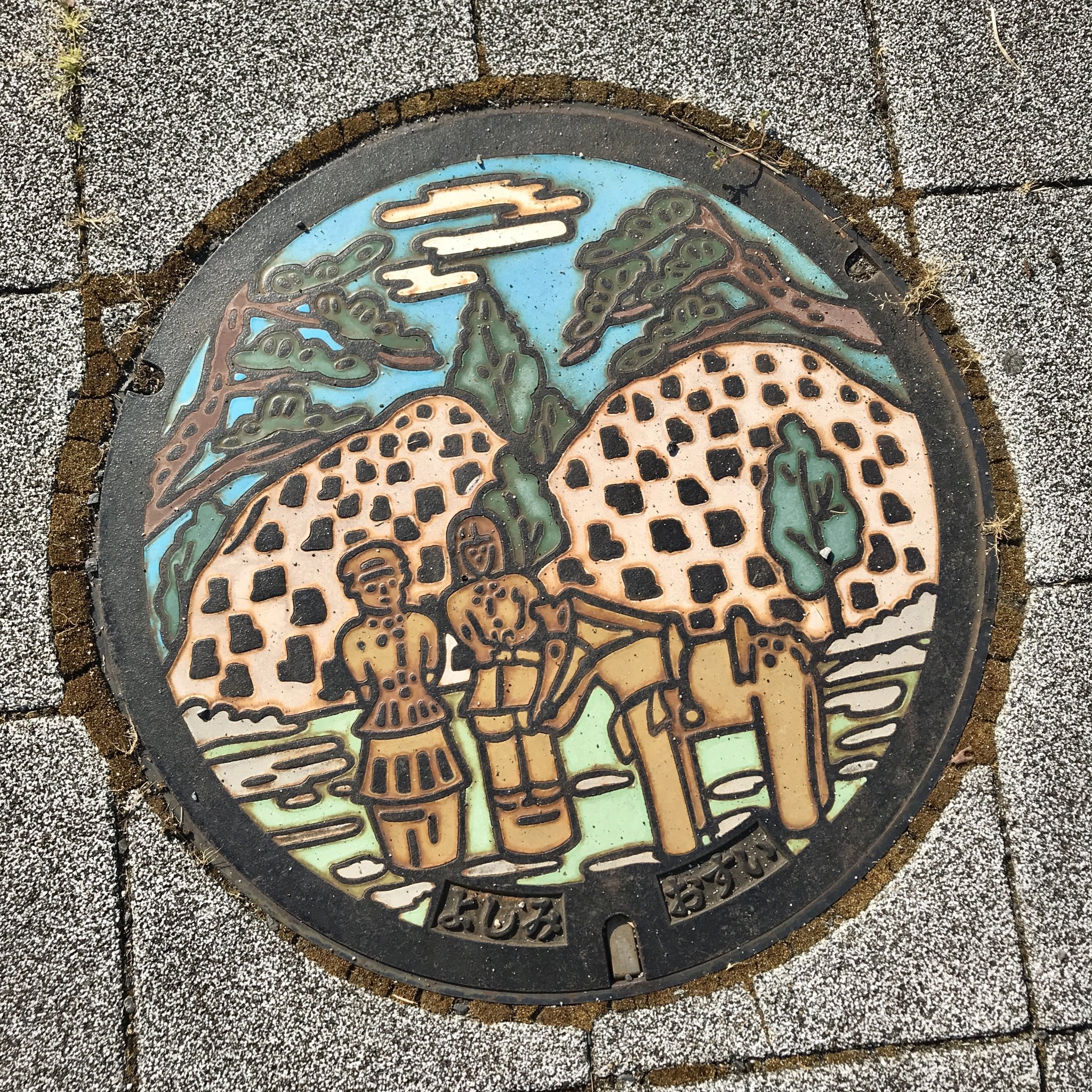 ダー岩井のツーリング写真館 道の駅 いちごの里よしみ で見つけた吉見 町のマンホール いちご柄 と思ったアナタ ちょっと待って このブツブツは実は吉見百穴 そっちだったのかー 笑 T Co 1l9hf93xxb Twitter