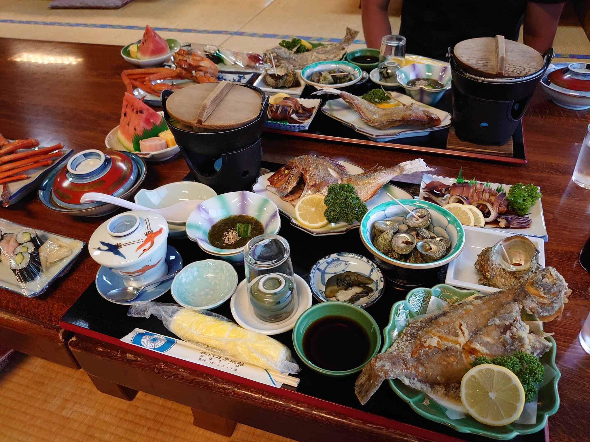 実來 佐渡ヤバい 前々から長浜荘さんお料理凄いって聞いていたけどこれ1泊2食で１人7 500円 朝食もカニ汁で丸々1杯入っている 夕飯も見切れているけど身入りのいいカニ1杯付き お部屋は古さを感じたけど料理に全振りした感じで気にならない人は本当に