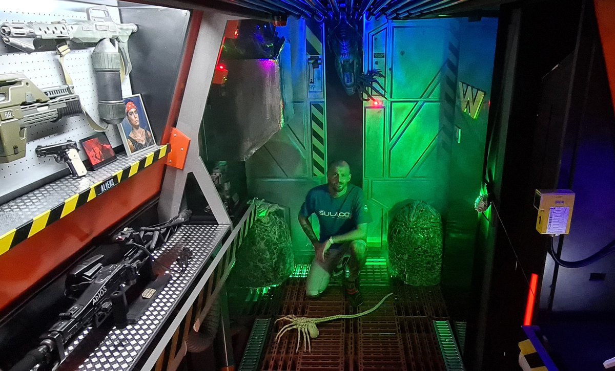 Fanático crea un impresionante museo de Alíen en su departamento (video)