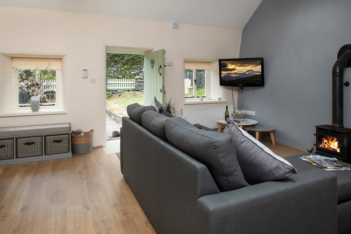 The interior of yesterday's post - tastefully renovated yet still retaining it's real Welsh Farmers Cottage character in Nant Ffrancon in the Snowdonia National Park and Ogwen Valley :)

SiRanshaw.com