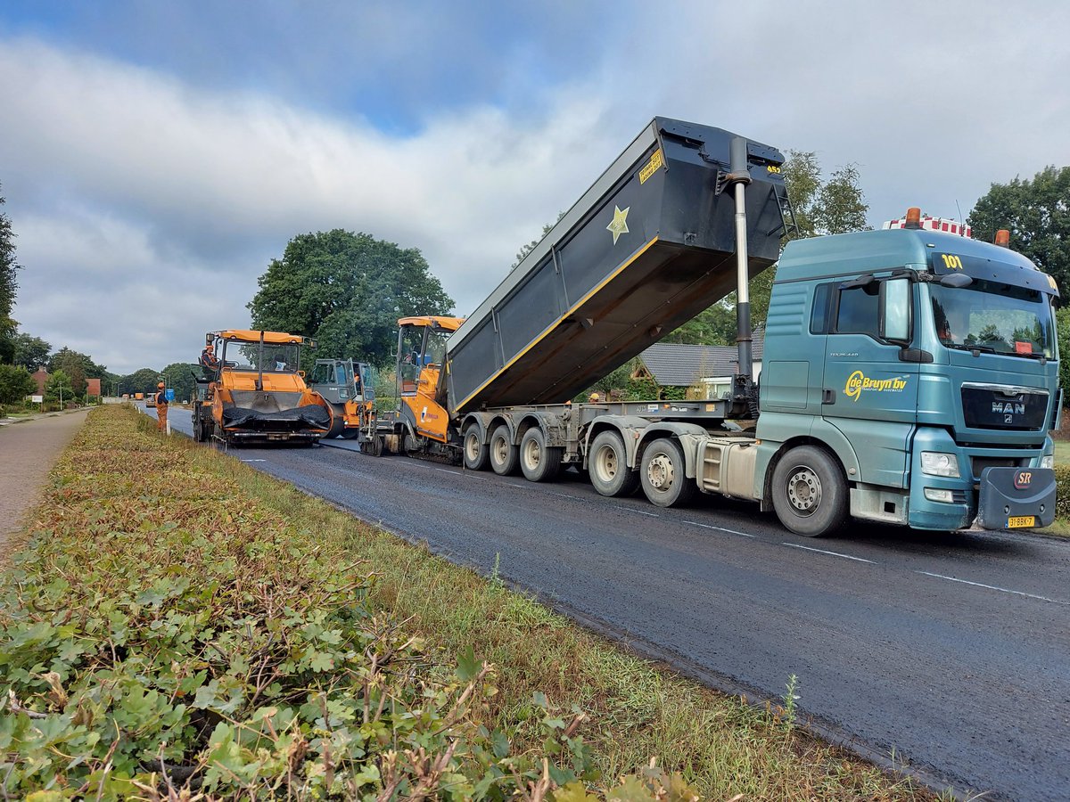 poffertjes1's tweet photo. De #oranjerakkers van de @VermeulenGroep zijn dit en volgend weekend op de #N270 t.h.v. #Deurne bezig met div. Asfalt en beton reparaties hou rekening met een flinke omleiding. https://t.co/uFhz5hhYh8