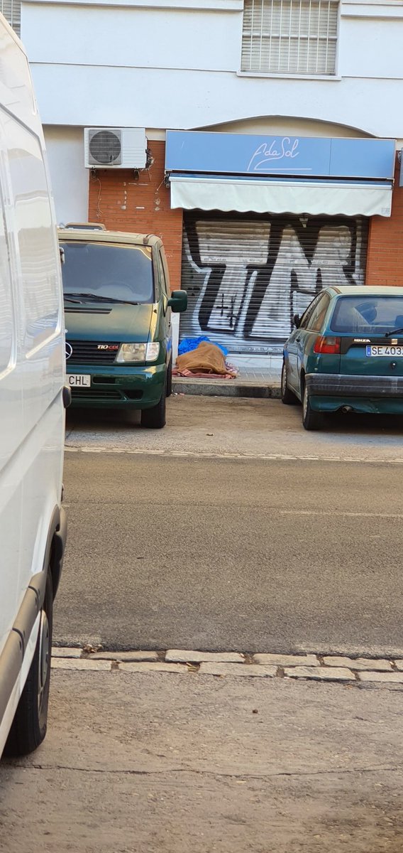 soniaLZCross's tweet photo. @MacarenaVecinos  acampadas diarias delante de los comercios de la zona . https://t.co/3VDizml7aJ