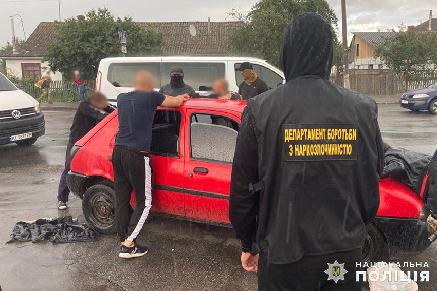 На Хмельниччині правоохоронці затримали групу осіб, яка займалась збутом метадону в особливо великих розмірах hm.npu.gov.ua/news/borotba-z… #поліціяХмельниччини #наркотики