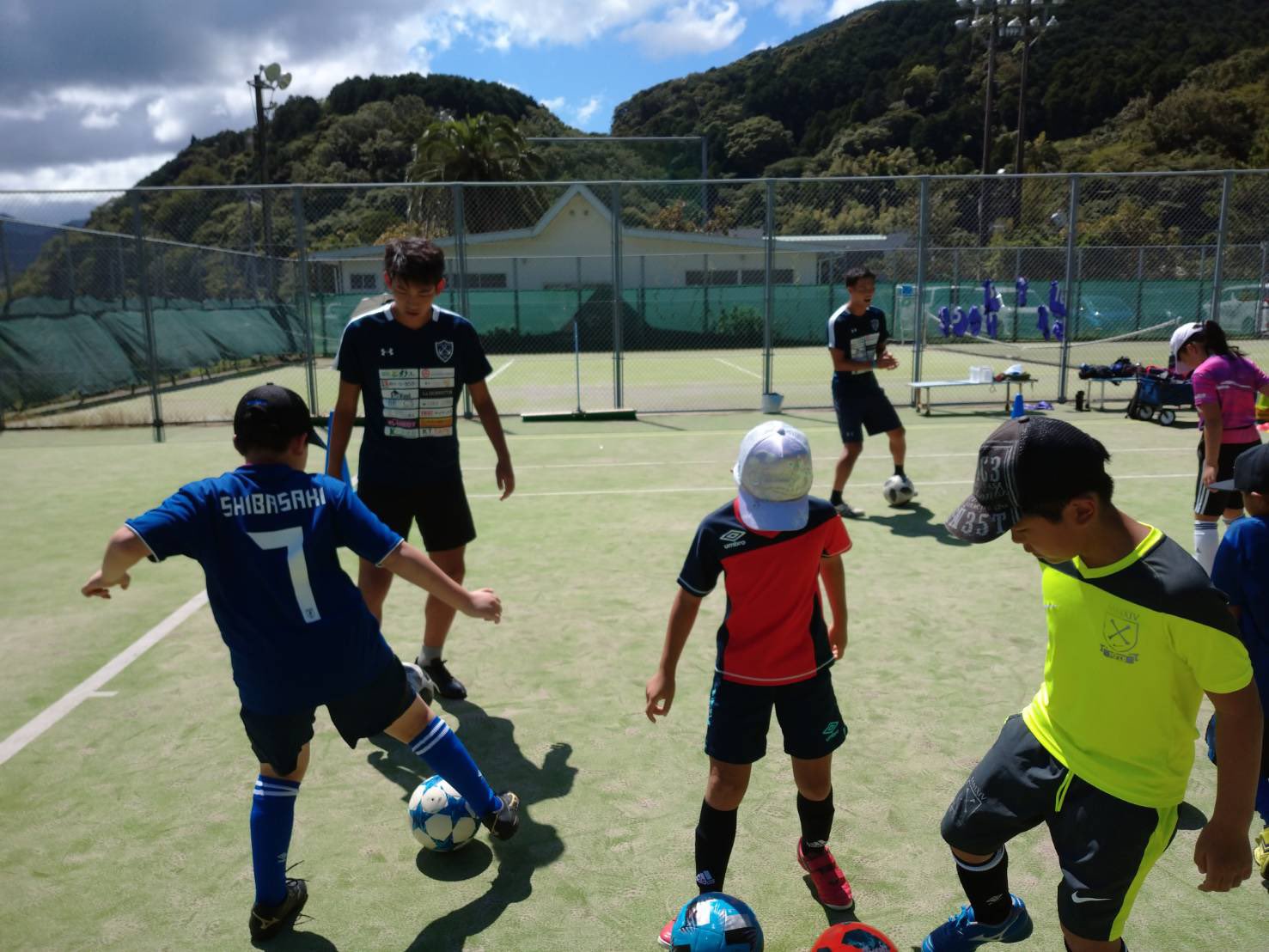 Ss伊豆 訪問サッカー交流会 本日は松崎町の松崎jscさんを片岡 長谷川 伊東の3名が訪問させて頂きました 松崎jsc さんを指導するのは昨年までトップに在籍し今年からは2ndチームのキャプテンに就任した河西選手なんです 松崎jscさん今年も有難う御座い