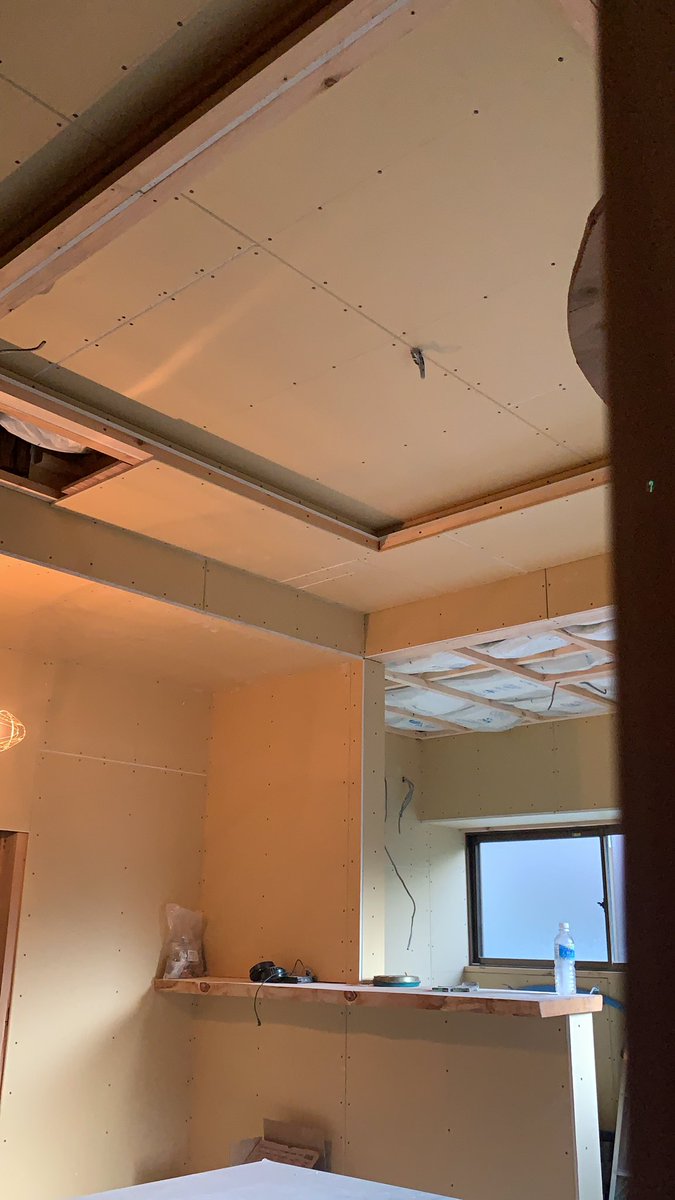 suzuya035's tweet photo. 折り上げ天井の下地！
高い方を先に作ってボード貼ってから
低い方を作れば簡単に出来ます！

詳細は動画にします😎 https://t.co/LjwsNVcTmX