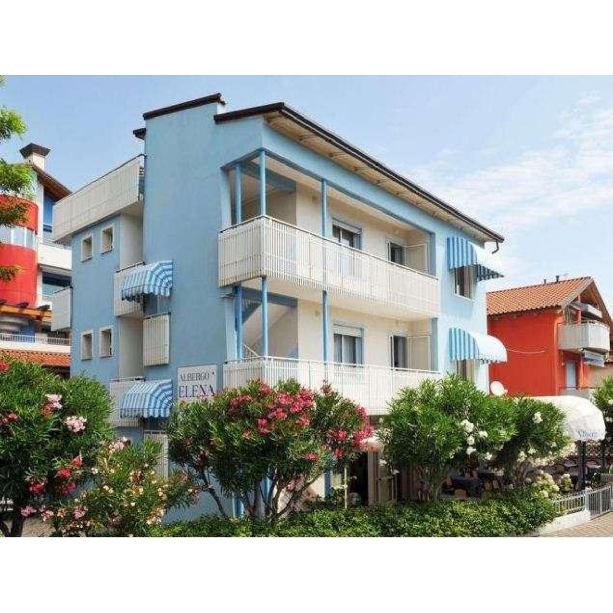 L'albergo Elena Vi aspetta per una rilassante vacanza lungo la spiaggia di Ponente a Caorle, potrete prenotare i vostri soggiorni con prima colazione. Servizio spiaggia incluso. Centro Storico e principali attrattive della città facili da raggiungere.
 ow.ly/kmYY50Bbm16