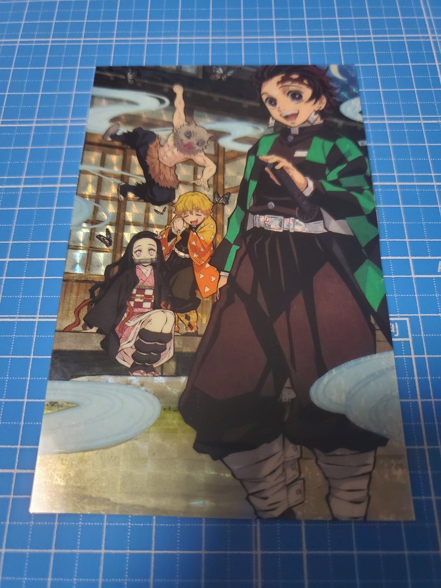 はーい (･ω･)ﾉ*｡.･°*
雑誌の切り抜きを使ったお手製ビックリマン風オリジナルカード完成～♥