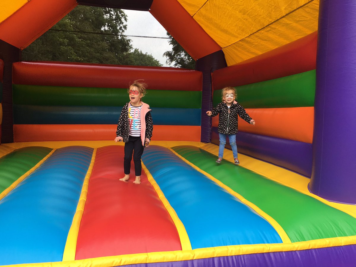 Vandaag konden we vd 3e X een leuk uitje organiseren bij het Rosarium in Doorn, mogelijk gemaakt door het crissisfonds: <a href="/kinderpost/">Kinderpostzegels</a>, <a href="/AugeoFoundation/">Augeo Foundation</a>, <a href="/HetVergetenKind/">Het Vergeten Kind</a>. 75 kids met hun (pleeg)ouders hebben een super dag gehad. Dank aan <a href="/BroekiesKidsfun/">Broekiesverhuur.nl</a> voor de fijne springkussens